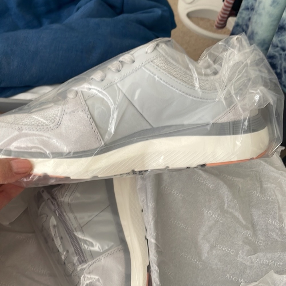 Vionic Athena size 8.5. NWT. I have bone spur so need a different type of shoe.
